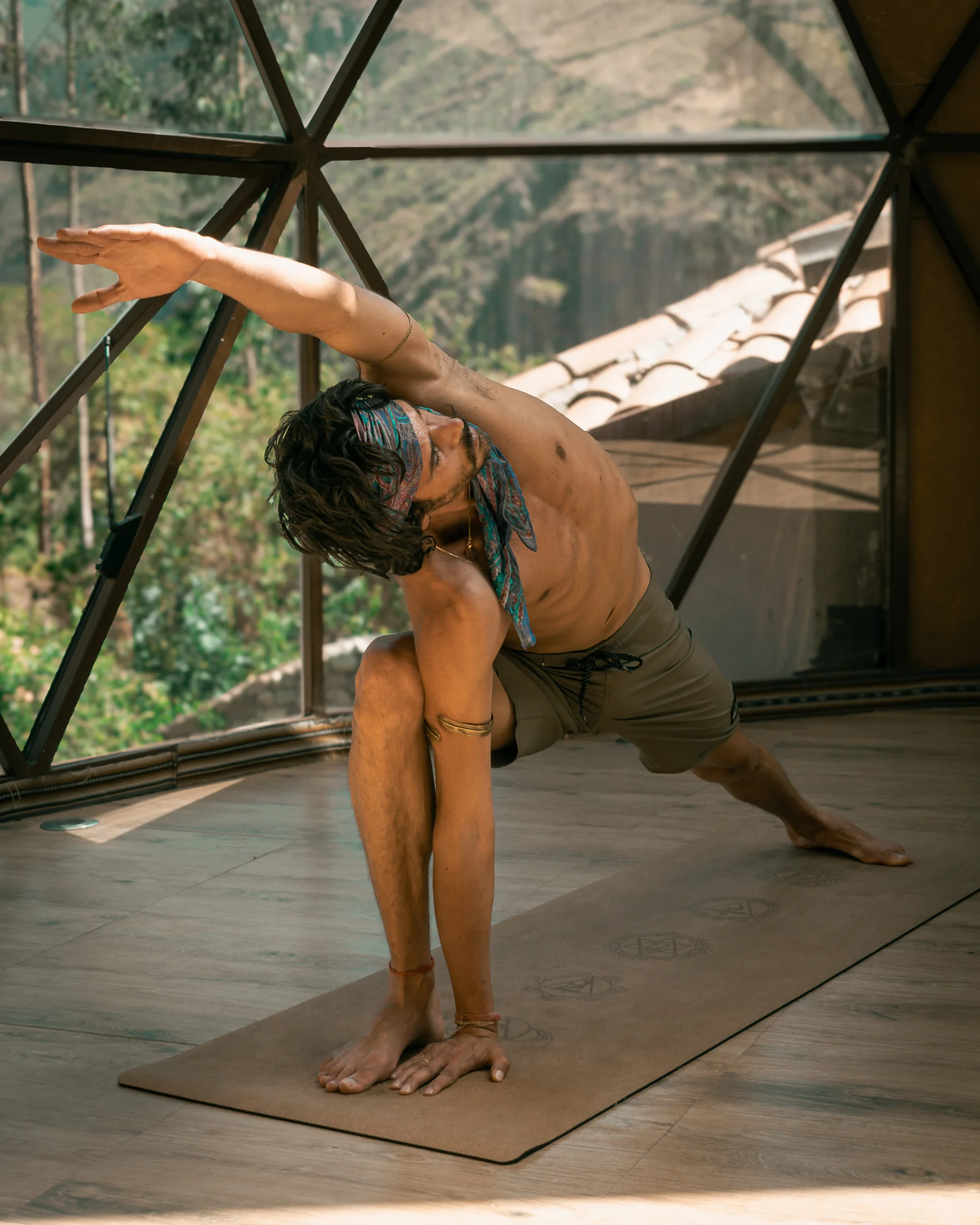 Elliot Amaru en posture latérale de yoga dans un dôme géodésique